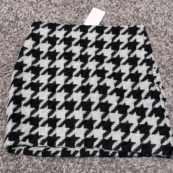 H&M Dresses & Skirts - H&M Black and White Houndstooth Mini Skirt